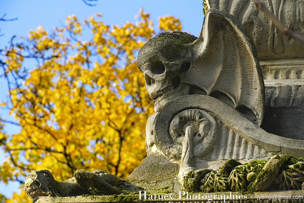 Cimetière du Père-Lachaise, Tombe de Etienne Gaspard ROBERTSON (1763-1837) "©Hatuey Photographies" 1763-1837, 2 bas-reliefs du sculpteur Hardouin, Architectes, Art Funéraire, Cementerio, Cemetery, CemeteryPhotography, Cimetière, Cimetière du Père-Lachaise, Cimitero, Division 19, France, Friedhof, Graveyard, Guillard (architecte), HARDOUIN (Sculpteur), Illustration, Paris, Peintre, PereLachaisePhotographie, Photo Cimetière du Père-Lachaise, Père-Lachaise, ROBERTSON Etienne Gaspard, Rue:Avenue Casimir Perier, Sculpteurs, aérostier, physicien, ©Hatuey Photographies, Rue:Avenue Casimir Perier
