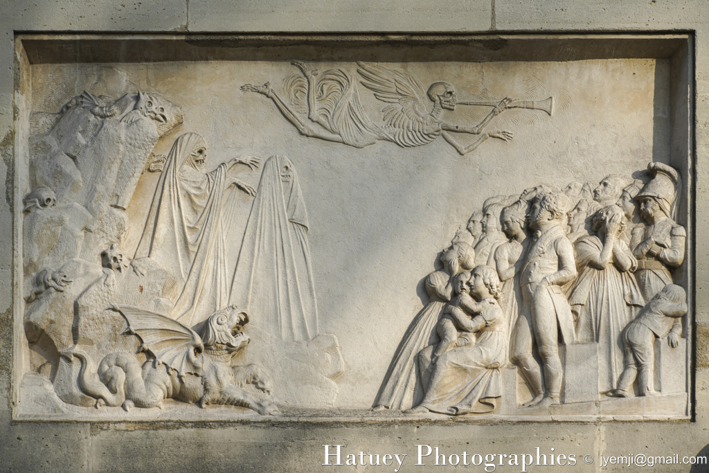 Cimetière du Père-Lachaise, Tombe de Etienne Gaspard ROBERTSON (1763-1837) "©Hatuey Photographies" 1763-1837, 2 bas-reliefs du sculpteur Hardouin, Architectes, Art Funéraire, Cementerio, Cemetery, CemeteryPhotography, Cimetière, Cimetière du Père-Lachaise, Cimitero, Division 19, France, Friedhof, Graveyard, Guillard (architecte), HARDOUIN (Sculpteur), Illustration, Paris, Peintre, PereLachaisePhotographie, Photo Cimetière du Père-Lachaise, Père-Lachaise, ROBERTSON Etienne Gaspard, Rue:Avenue Casimir Perier, Sculpteurs, aérostier, physicien, ©Hatuey Photographies, Rue:Avenue Casimir Perier