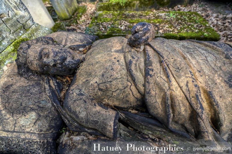 Art Funéraire, Cemetery, CemeteryPhotography, Cimetière, Cimetière du Père-Lachaise, Division 67, France, Friedhof, Gisant, Illustration, Paris, PereLachaisePhotographie, Photo Cimetière du Père-Lachaise, Père-Lachaise, Statue, Statue en terre cuite, Terracotta, Terre Cuite, VOLPINI Ambroglio, cimitero, graveyard, ©Hatuey Photographies