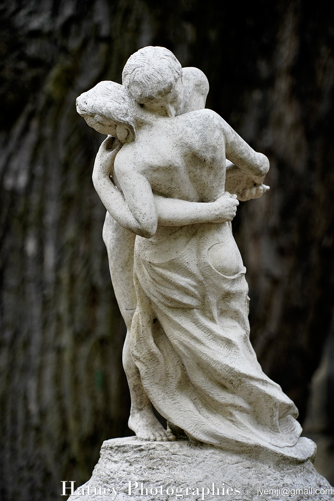 Cimetière du Père-Lachaise, Tombe de Sarah GARBARZ-RICHARD "©Hatuey Photographies" Art Funéraire, Cementario, Cementerio, Cemetery, Cemetery Photography, CemeteryPhotography, CemetryPhotography, Cimetiere, Cimetière, Cimetière du Père-Lachaise, Cimitero, Couple, Danse, Division 98, France, Friedhof, GARBARZ-RICHARD Sarah, Graveyard, Hommage à Camille CLAUDEL, Illustration, Paris, PereLachaisePhotographie, Photo Cimetière du Père-Lachaise, Père-Lachaise, Rue:Avenue Greffulhe, Rue:Chemin des Anglais, Sculpteurs, Statue, Statue d'un couple dansant, Statuette, TURINI P. (Sculpteur), Valse (Camille Claudel), ©Hatuey Photographies