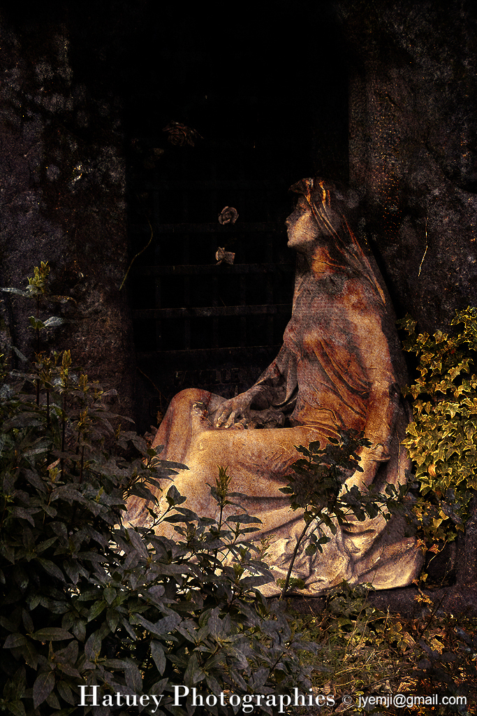 Cimetière du Père-Lachaise, Tombe de François GAMICHON "©Hatuey Photographies" Art Funéraire, Cemetery, CemeteryPhotography, Chapelle, Cimetière, Cimetière du Père-Lachaise, Cimitero, Division 02, France, Friedhof, GAMICHON Anne Veuve (1809-1859), GAMICHON Famille, GAMICHON François, GAMICHON François (1803-1867), GAMICHON Marie Geneviève née LEGRAND (1844-1902), Liste défunts, Paris, PereLachaisePhotographie, Photo Cimetière du Père-Lachaise, Père-Lachaise, Rue:Avenue de la Conservation, Statue, Statue de femme, graveyard, illustration, ©Hatuey Photographies
