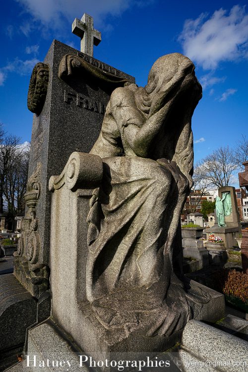 Tombe de la Famille FRAISSE "©Hatuey Photographies" Art Funéraire, Cemetery, CemeteryPhotography, Cimetière, Cimetière du Père-Lachaise, France, Friedhof, Illustration, Paris, PereLachaisePhotographie, Photo CImetière du Père-Lachaise, Père-Lachaaise, Père-Lachaise, cimitero, graveyard,statue, statue de femme,statue de femme assise