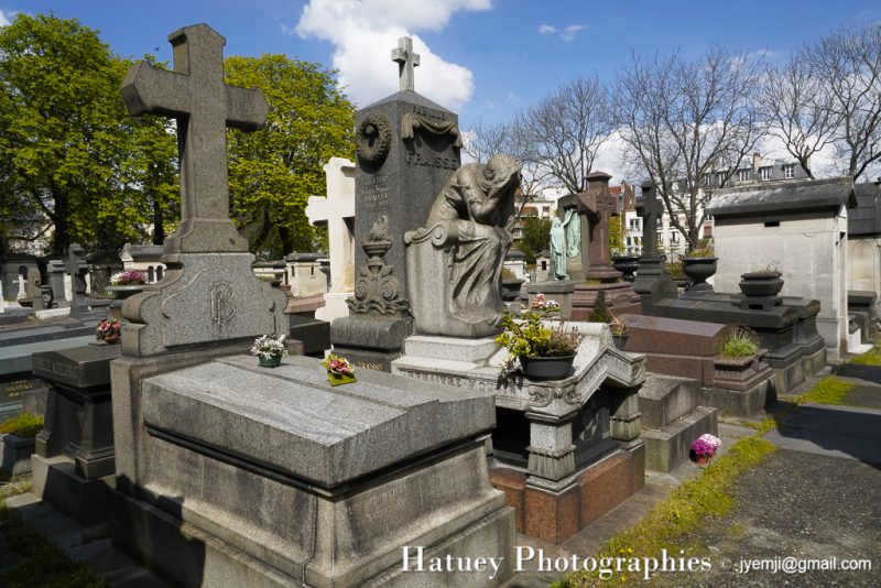 Tombe de la Famille FRAISSE "©Hatuey Photographies" 1892-1955, Architectes, Art Funéraire, BOUCHARD (Architecte), Cemetery, CemeteryPhotography, Cimetière, Cimetière du Père-Lachaise, cimitero, Division 82, Epitaphe, Epitaphes, FRAISSE Georges, France, Friedhof, GOURDON (Sculpteur), graveyard, Illustration, Paris, Père-Lachaise, PereLachaisePhotographie, Photo Cimetière du Père-Lachaise, Renaitre Mourir Telle est la Loi, Rue:Avenue Circulaire, Rue:Avenue des Thuyas, Sculpteurs, Sculpture, Statue, Statue de femme,