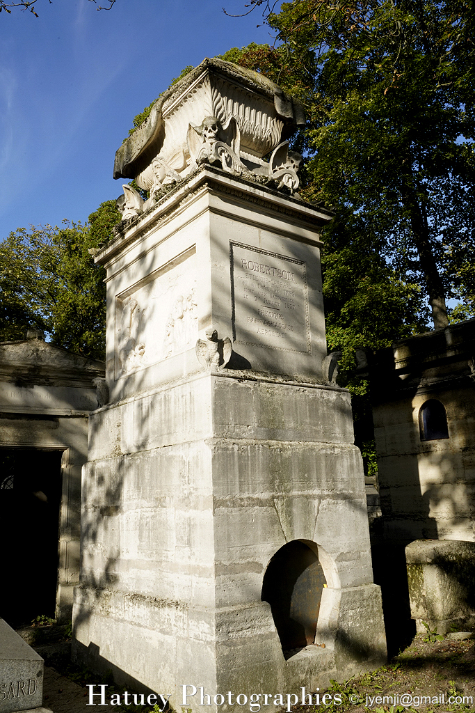 Cimetière du Père-Lachaise, Tombe de Etienne Gaspard ROBERTSON (1763-1837) "©Hatuey Photographies" 1763-1837, 2 bas-reliefs du sculpteur Hardouin, Architectes, Art Funéraire, Cementerio, Cemetery, CemeteryPhotography, Cimetière, Cimetière du Père-Lachaise, Cimitero, Division 19, France, Friedhof, Graveyard, Guillard (architecte), HARDOUIN (Sculpteur), Illustration, Paris, Peintre, PereLachaisePhotographie, Photo Cimetière du Père-Lachaise, Père-Lachaise, ROBERTSON Etienne Gaspard, Rue:Avenue Casimir Perier, Sculpteurs, aérostier, physicien, ©Hatuey Photographies, Rue:Avenue Casimir Perier