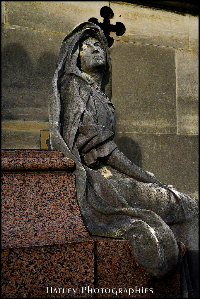 ©Hatuey Photographies, 1861-1896, Art Funéraire, Cementerio, Cemetery, Cemetery Photography, Chef d'orchestre tzigane, Cimetière, Cimetière du Père-Lachaise, Cimitero, Division 65, France, Friedhof, Graveyard, Illustration, Paris, PATIKARUS Ferko, Père-Lachaise, PereLachaisePhotographie, Photo Cimetière du Père-Lachaise, Statue, Statue de femme, Statue de Femme assise