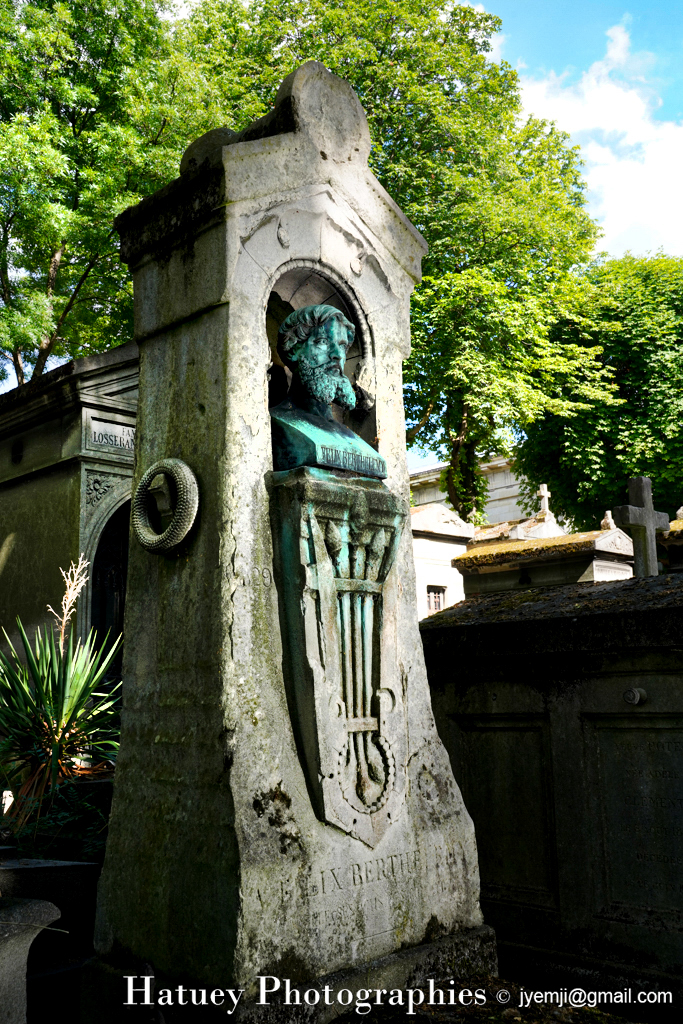 Cimetière du Père-Lachaise, Tombe de Félix-Charles BERTHELEMY "©Hatuey Photographies" 1829-1868, Architectes, Art Funéraire, BEIGNET A. (Architecte), BERTHELEMY Félix-Charles, Bronze, Buste, Buste d'homme, Cemetery, CemeteryPhotography, Chapelle, Cimetière, Cimetière du Père-Lachaise, Cimitero, Compositeur, Conservatoire de Musique, Division 56, France, Friedhof, Graveyard, HUBERT Louis-Noël (Sculpteur), Hauboïste, Illustration, Paris, PereLachaisePhotographie, Photo Cimetière du Père-Lachaise, Père-Lachaise, Sculpteurs, ©Hatuey Photographies