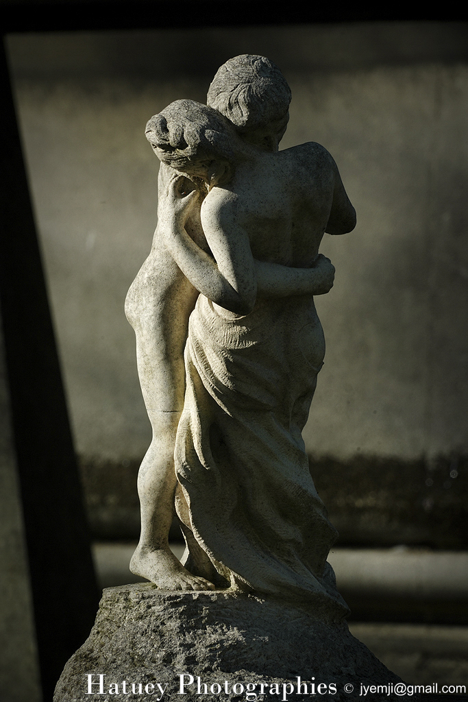 Cimetière du Père-Lachaise, Tombe de Sarah GARBARZ-RICHARD "©Hatuey Photographies" Art Funéraire, Cementario, Cementerio, Cemetery, Cemetery Photography, CemeteryPhotography, CemetryPhotography, Cimetiere, Cimetière, Cimetière du Père-Lachaise, Cimitero, Couple, Danse, Division 98, France, Friedhof, GARBARZ-RICHARD Sarah, Graveyard, Hommage à Camille CLAUDEL, Illustration, Paris, PereLachaisePhotographie, Photo Cimetière du Père-Lachaise, Père-Lachaise, Rue:Avenue Greffulhe, Rue:Chemin des Anglais, Sculpteurs, Statue, Statue d'un couple dansant, Statuette, TURINI P. (Sculpteur), Valse (Camille Claudel), ©Hatuey Photographies