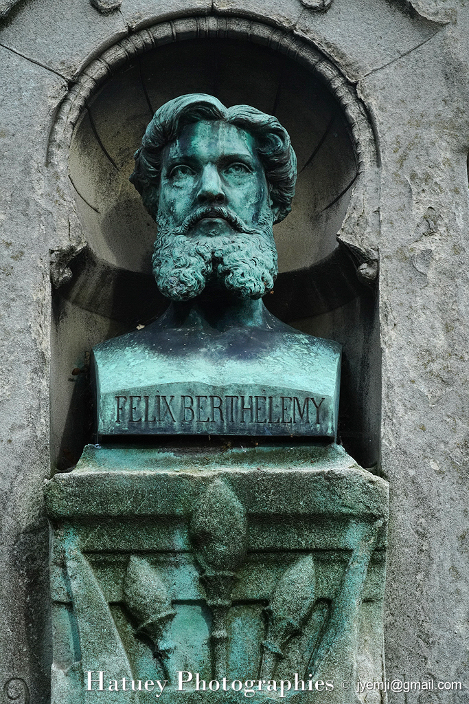 Cimetière du Père-Lachaise, Tombe de Félix-Charles BERTHELEMY "©Hatuey Photographies" 1829-1868, Architectes, Art Funéraire, BEIGNET A. (Architecte), BERTHELEMY Félix-Charles, Bronze, Buste, Buste d'homme, Cemetery, CemeteryPhotography, Chapelle, Cimetière, Cimetière du Père-Lachaise, Cimitero, Compositeur, Conservatoire de Musique, Division 56, France, Friedhof, Graveyard, HUBERT Louis-Noël (Sculpteur), Hauboïste, Illustration, Paris, PereLachaisePhotographie, Photo Cimetière du Père-Lachaise, Père-Lachaise, Sculpteurs, ©Hatuey Photographies