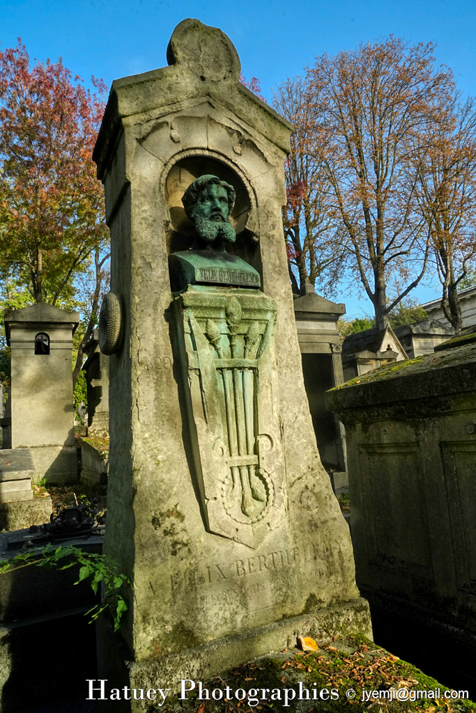 Cimetière du Père-Lachaise, Tombe de Félix-Charles BERTHELEMY "©Hatuey Photographies" 1829-1868, Architectes, Art Funéraire, BEIGNET A. (Architecte), BERTHELEMY Félix-Charles, Bronze, Buste, Buste d'homme, Cemetery, CemeteryPhotography, Chapelle, Cimetière, Cimetière du Père-Lachaise, Cimitero, Compositeur, Conservatoire de Musique, Division 56, France, Friedhof, Graveyard, HUBERT Louis-Noël (Sculpteur), Hauboïste, Illustration, Paris, PereLachaisePhotographie, Photo Cimetière du Père-Lachaise, Père-Lachaise, Sculpteurs, ©Hatuey Photographies