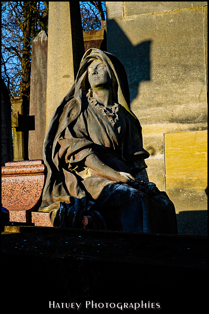 ©Hatuey Photographies, 1861-1896, Art Funéraire, Cementerio, Cemetery, Cemetery Photography, Chef d'orchestre tzigane, Cimetière, Cimetière du Père-Lachaise, Cimitero, Division 65, France, Friedhof, Graveyard, Illustration, Paris, PATIKARUS Ferko, Père-Lachaise, PereLachaisePhotographie, Photo Cimetière du Père-Lachaise, Statue, Statue de femme, Statue de Femme assise