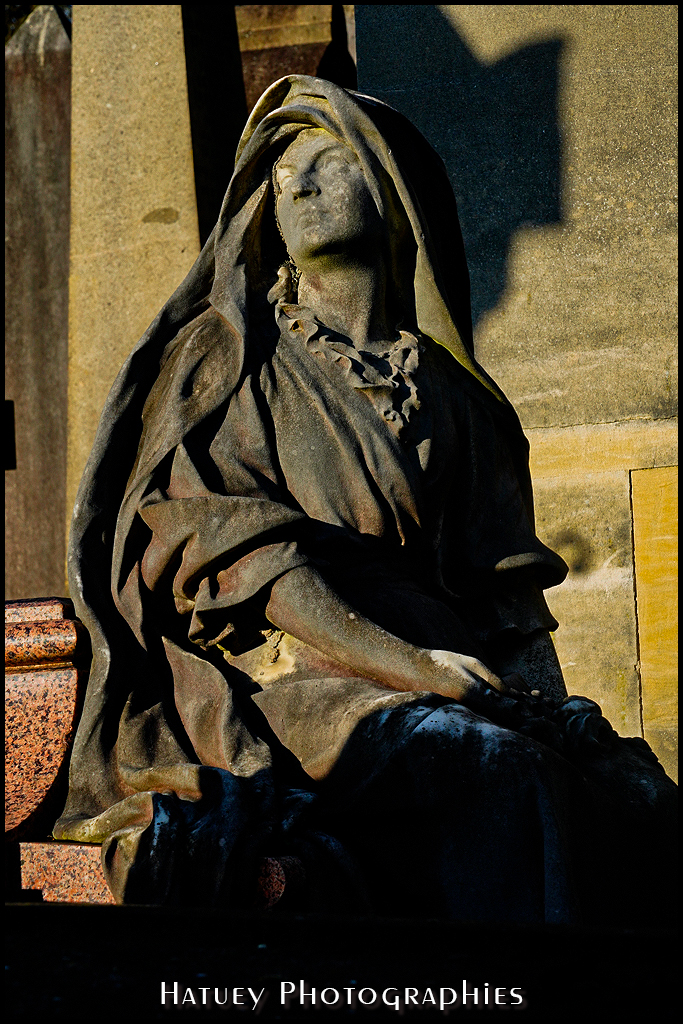 ©Hatuey Photographies, 1861-1896, Art Funéraire, Cementerio, Cemetery, Cemetery Photography, Chef d'orchestre tzigane, Cimetière, Cimetière du Père-Lachaise, Cimitero, Division 65, France, Friedhof, Graveyard, Illustration, Paris, PATIKARUS Ferko, Père-Lachaise, PereLachaisePhotographie, Photo Cimetière du Père-Lachaise, Statue, Statue de femme, Statue de Femme assise