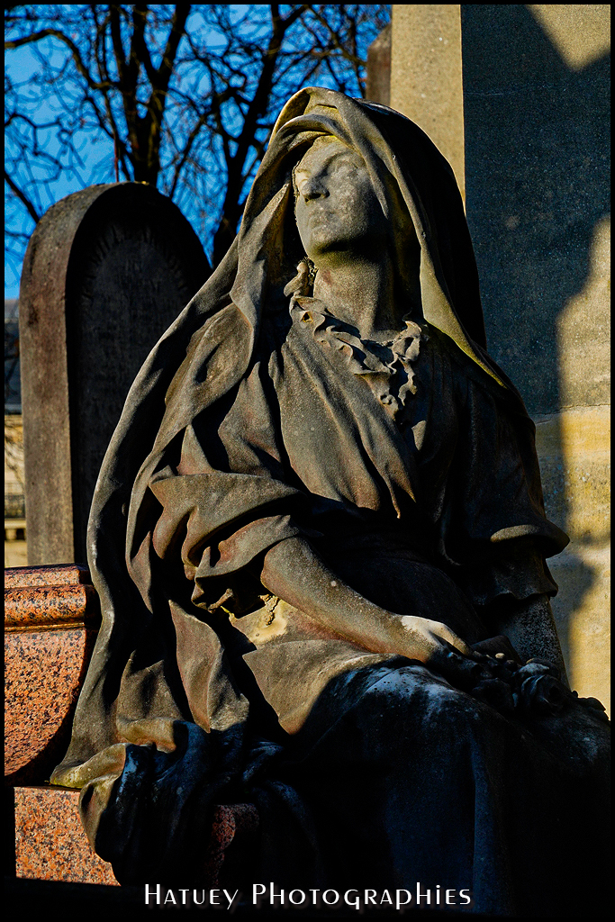 ©Hatuey Photographies, 1861-1896, Art Funéraire, Cementerio, Cemetery, Cemetery Photography, Chef d'orchestre tzigane, Cimetière, Cimetière du Père-Lachaise, Cimitero, Division 65, France, Friedhof, Graveyard, Illustration, Paris, PATIKARUS Ferko, Père-Lachaise, PereLachaisePhotographie, Photo Cimetière du Père-Lachaise, Statue, Statue de femme, Statue de Femme assise