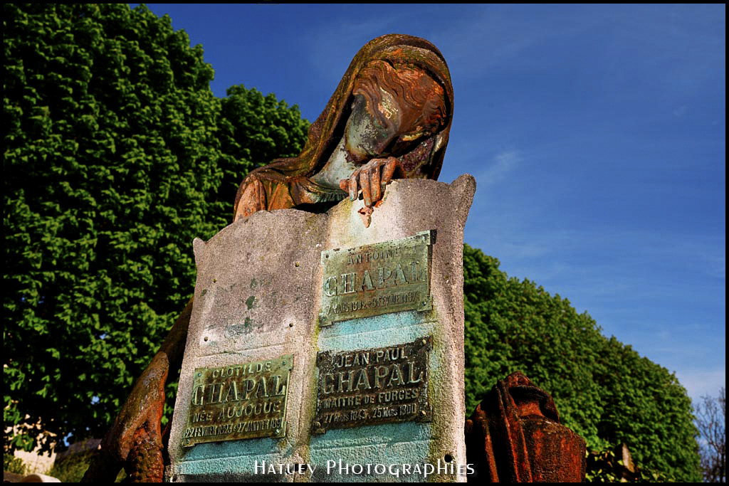 Paris, Cimetiere du Pere Lachaise , Photographies de Paris par "©Hatuey Photographies" Art Funéraire, CHAPAL Antoine, CHAPAL Famille, CHAPAL Georges Antoine, Cementerio, Cemetery, Cemetery Photography, Cimetiere, Cimetière, Cimetière du Père-Lachaise, Cimitero, Division_04, Fonte, France, Friedhof, Graveyard, Illustration, Paris, PereLachaisePhotographie, Photo Cimetière du Père-Lachaise, Père-Lachaise, Rue:Avenue Latérale du Nord, Statue, Statue de Femme agenouillée, Statue de femme, ©Hatuey Photographies