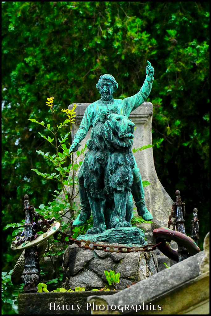 Paris, Cimetiere du Pere Lachaise , Photographies de Paris par "©Hatuey Photographies" ©Hatuey Photographies, 1827-1897, Animaux, Art Funéraire, Bronze, Cementerio, Cemetery, Cemetery Photography, Cimetiere, Cimetière, Cimetière du Père-Lachaise, Cimitero, Division 86, Dompteur, France, Friedhof, Graveyard, Illustration, LECOURTIER (Sculpteur), Lion, Paris, Père-Lachaise, PereLachaisePhotographie, PEZON Jean-Baptiste, Photo Cimetière du Père-Lachaise, Sculpteurs, Sculpture