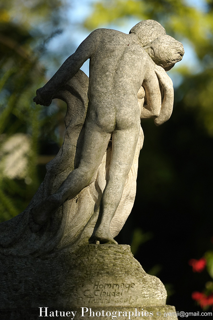 Cimetière du Père-Lachaise, Tombe de Sarah GARBARZ-RICHARD "©Hatuey Photographies" Art Funéraire, Cementario, Cementerio, Cemetery, Cemetery Photography, CemeteryPhotography, CemetryPhotography, Cimetiere, Cimetière, Cimetière du Père-Lachaise, Cimitero, Couple, Danse, Division 98, France, Friedhof, GARBARZ-RICHARD Sarah, Graveyard, Hommage à Camille CLAUDEL, Illustration, Paris, PereLachaisePhotographie, Photo Cimetière du Père-Lachaise, Père-Lachaise, Rue:Avenue Greffulhe, Rue:Chemin des Anglais, Sculpteurs, Statue, Statue d'un couple dansant, Statuette, TURINI P. (Sculpteur), Valse (Camille Claudel), ©Hatuey Photographies