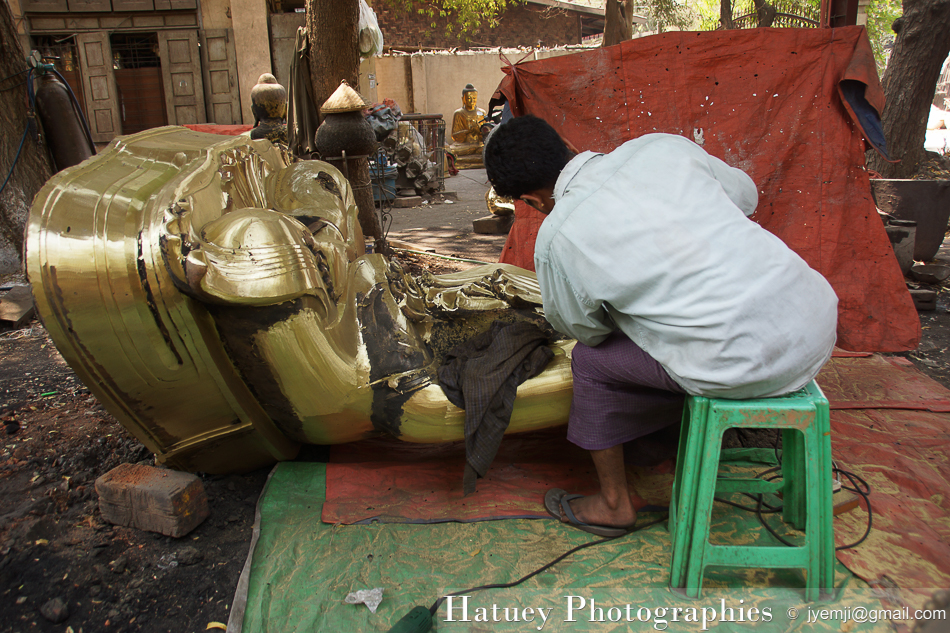 Myanmar Birmanie, Photographies 2015, Asie, Fondeurs de Bouddhas en bronze, Mandalay by © Hatuey Photographies